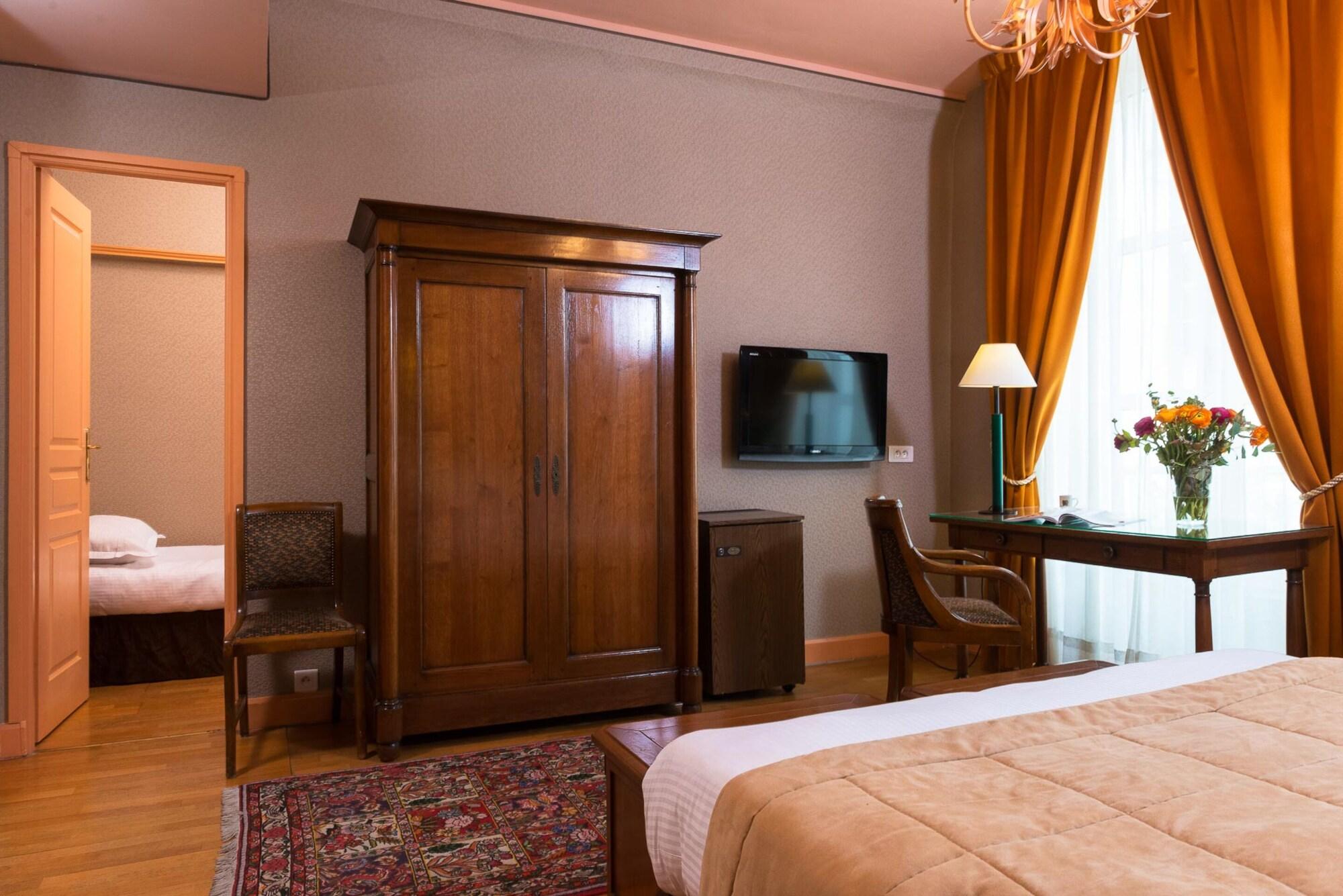 Hotel Du Palais Bourbon Paris Exterior photo