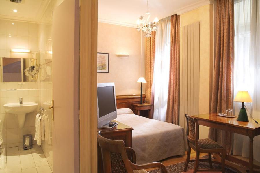 Hotel Du Palais Bourbon Paris Room photo